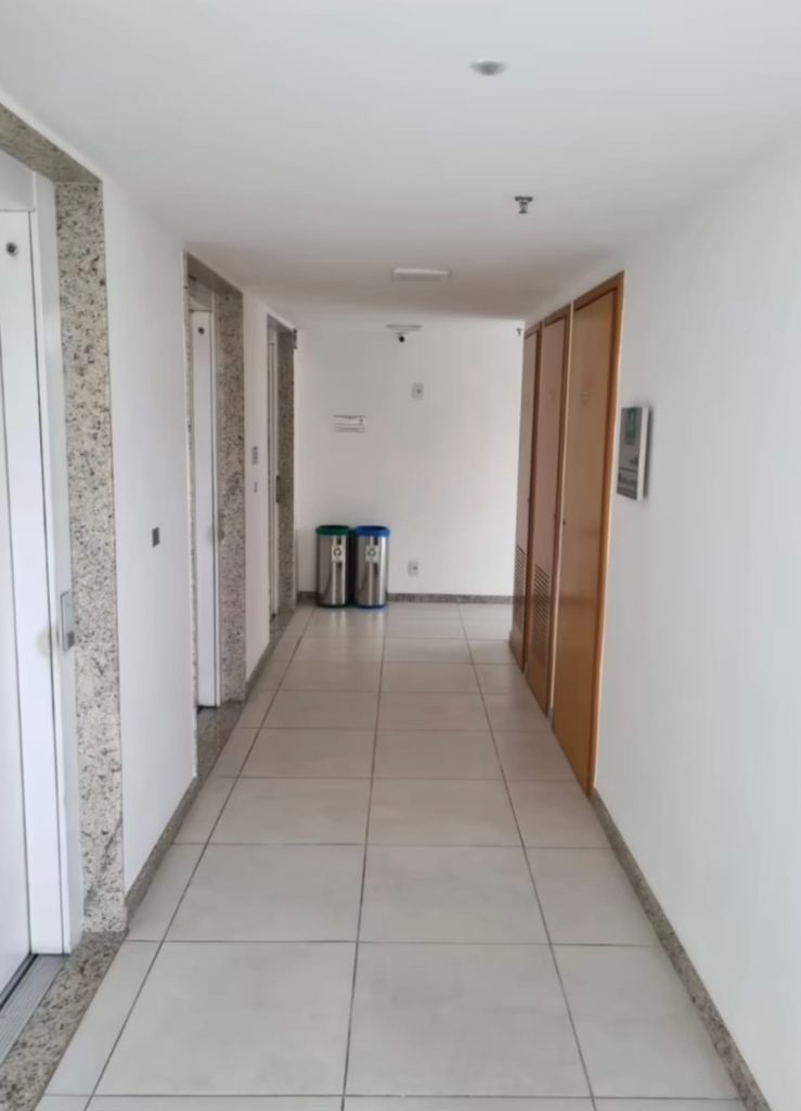 Pintura em corredor predial, edicio comercial